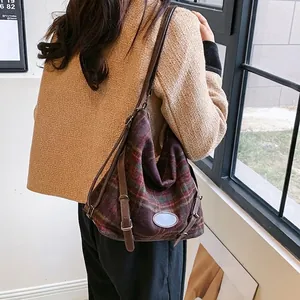 Sac hobo vintage à carreaux d'hiver avec garniture en cuir et texture en laine