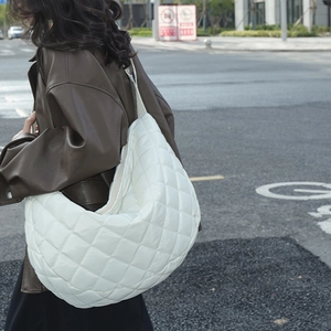 Sac à Épaule Matelassé Minimaliste Haut de Gamme pour Femmes Nylon Grande Capacité Sac Sous le Bras Motif Losange Mode Quotidienne