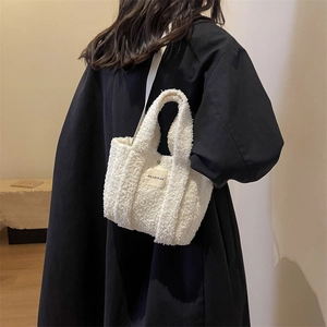 Sac à bandoulière minimaliste en peluche blanche avec étiquette Milldi Plan