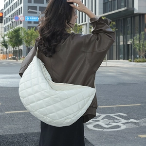 Détail du grand sac à bandoulière en nylon blanc matelassé avec fermeture éclair