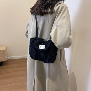 Sac bandoulière minimaliste en peluche noire pour femme avec écusson MILLDI PLAN