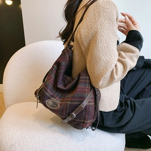 Vue détaillée du sac à main vintage en laine écossaise avec garniture en cuir