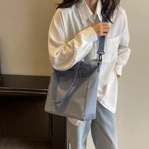 Détail du sac à bandoulière en nylon bleu clair imperméable avec poches utilitaires