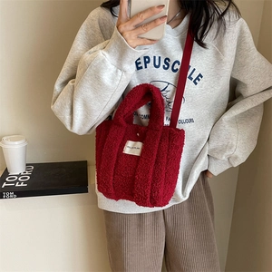 Sac bandoulière minimaliste en polaire rouge avec étiquette Hello Plan