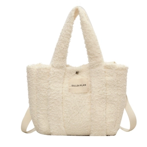 Sac cabas en polaire peluche blanche avec étiquette RILLDI PLAN et bandoulière