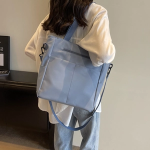 Vue arrière d'un grand sac cabas bleu clair imperméable porté par un mannequin pour la taille