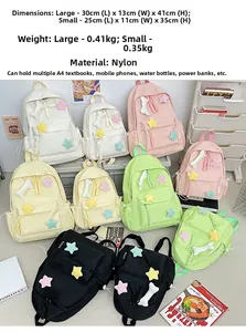 Détail comparatif des tailles de sacs à dos en nylon en plusieurs couleurs avec pendentifs