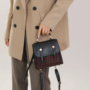 Sac bandoulière rétro d'hiver en cuir noir et carreaux rouges et verts à boucles