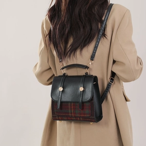 Vue arrière d'un mannequin portant le sac à dos rétro en PU noir et tissu à carreaux