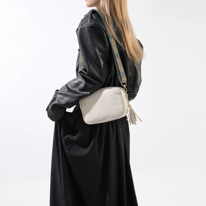 Sac bandoulière en cuir crème avec sangle jacquard bohème et détail de pompon