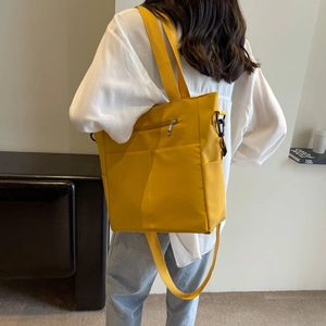 Détail du grand sac cabas jaune en nylon imperméable avec fermeture éclair au dos