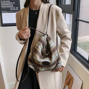 Détail du sac bandoulière en tweed rayé avec patch en cuir Fashion et texture en laine