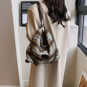 Détail du sac cabas en laine à rayures multicolores et étiquette en cuir mode