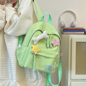 Sac à dos minimaliste en nylon vert clair avec breloques colorées et tirette tissée