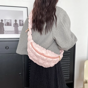 Vue détaillée d'un sac bandoulière matelassé rose porté par un mannequin de dos