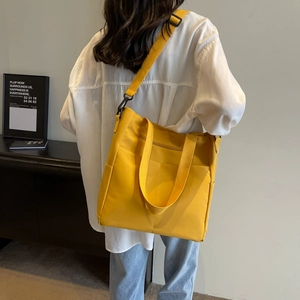 Vue détaillée du sac à bandoulière jaune imperméable avec sangle réglable amovible
