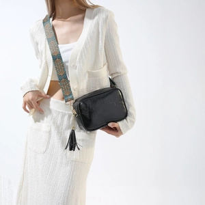 Détail du sac sous le bras en cuir PU noir avec bandoulière tissée aux motifs ethniques