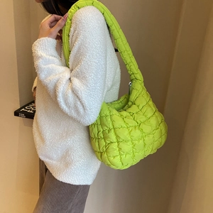 Détail de ce sac nuage matelassé vert fluo avec une texture rembourrée et bandoulière