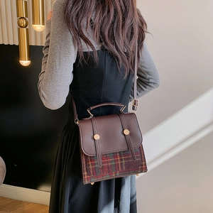 Sac bandoulière rétro en cuir marron et tissu à carreaux porté par un mannequin