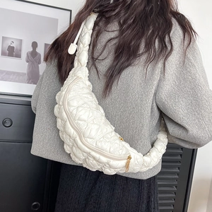 Sac bandoulière demi-lune matelassé minimaliste en matériau léger blanc cassé