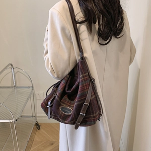 Détail du sac fourre-tout vintage en laine à carreaux avec bandoulière et boucles en cuir