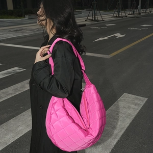 Sac hobo croissant en nylon matelassé rose vif avec bandoulière pour femme