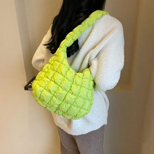 Détail du sac nuage matelassé vert néon montrant la texture bouffante et le design léger
