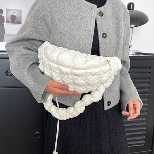 Vue détaillée d'un sac bandoulière blanc matelassé avec une sangle douce effet nuage