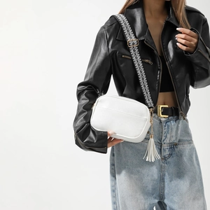 Détail du sac blanc en cuir PU avec bandoulière large tissée en noir et blanc chic