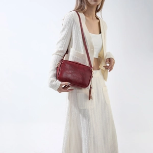Sac bandoulière rétro rouge texturé avec pompons et bandoulière réglable pour femme