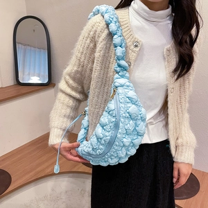 Détail du sac nuage matelassé bleu clair avec texture bulle et large bandoulière intégrée