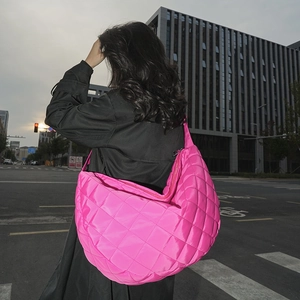 Détail du grand sac hobo en nylon matelassé fuchsia avec finition satinée et zip