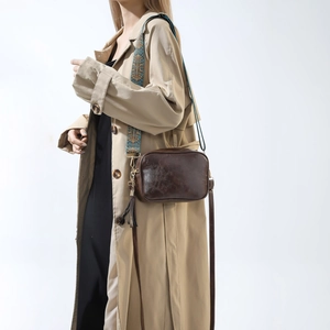 Sac bandoulière vintage marron foncé avec sangle jacquard bleu doré et détail frange