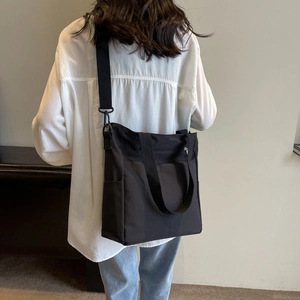 Vue arrière d'un grand sac fourre-tout noir imperméable porté par un mannequin