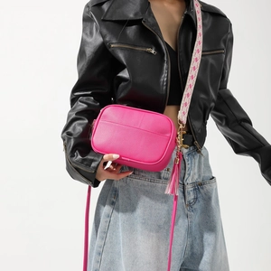 Sac bandoulière rétro fuchsia en cuir grainé avec large bandoulière jacquard