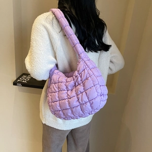 Détail du sac hobo matelassé violet avec texture bouffante sur l'épaule