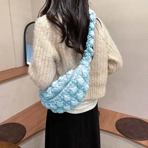 Détail du sac à bandoulière bleu clair avec texture bulle unique en tissu doux