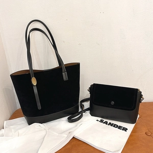Détail du grand sac cabas en cuir PU noir et de la petite pochette assortie en ensemble