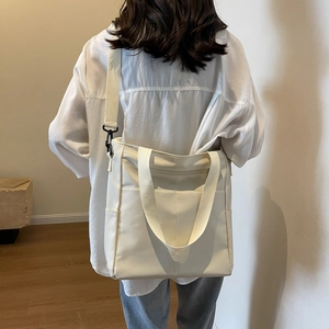 Vue arrière d'un mannequin portant un sac fourre-tout beige imperméable avec sangle