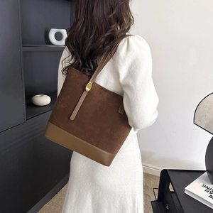 Détail du cabas bicolore marron minimaliste avec ferrures dorées et texture mate