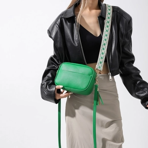 Sac bandoulière chic en cuir grainé vert citron avec sangle tissée et gland décoratif