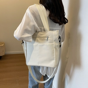 Détail du sac fourre-tout en nylon résistant à l'eau avec poches et bandoulière amovible