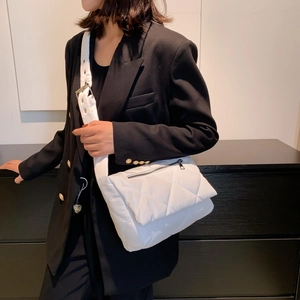 Borsa a tracolla trapuntata bianca minimalista con ampia tracolla regolabile e cerniera