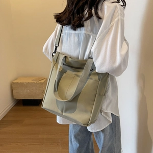 Détails du sac cabas vert clair en nylon imperméable avec fermeture éclair et bandoulière