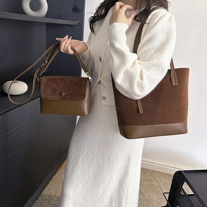 Ensemble sac cabas et sac à rabat en similicuir marron foncé porté par un mannequin