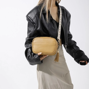 Sac bandoulière jaune chic avec texture litchi et large sangle à motifs géométriques