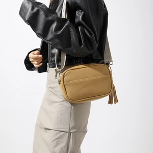 Sac bandoulière vintage jaune gingembre en cuir grainé avec large bandoulière jacquard