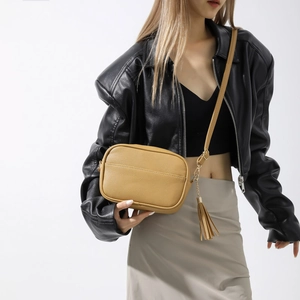 Sac bandoulière jaune moutarde à texture litchi avec un gland métallique élégant