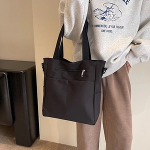 Détails du sac bandoulière imperméable en nylon avec poche zippée et poches latérales
