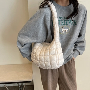 Gros plan sur le sac à bandoulière matelassé blanc avec texture classique gaufrée carrée